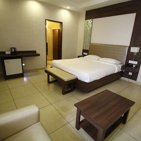 Vels Hotel Puducherry Exterior foto