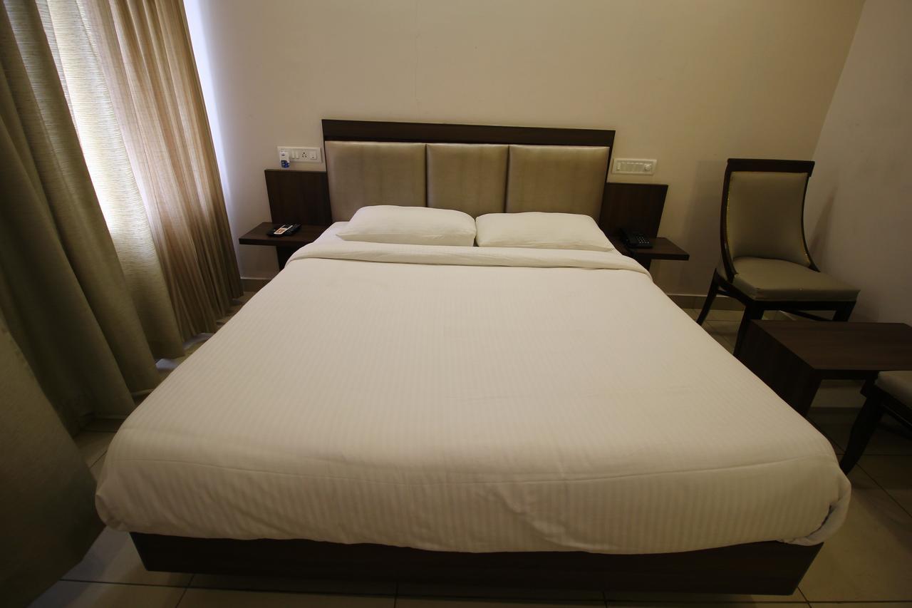Vels Hotel Puducherry Exterior foto