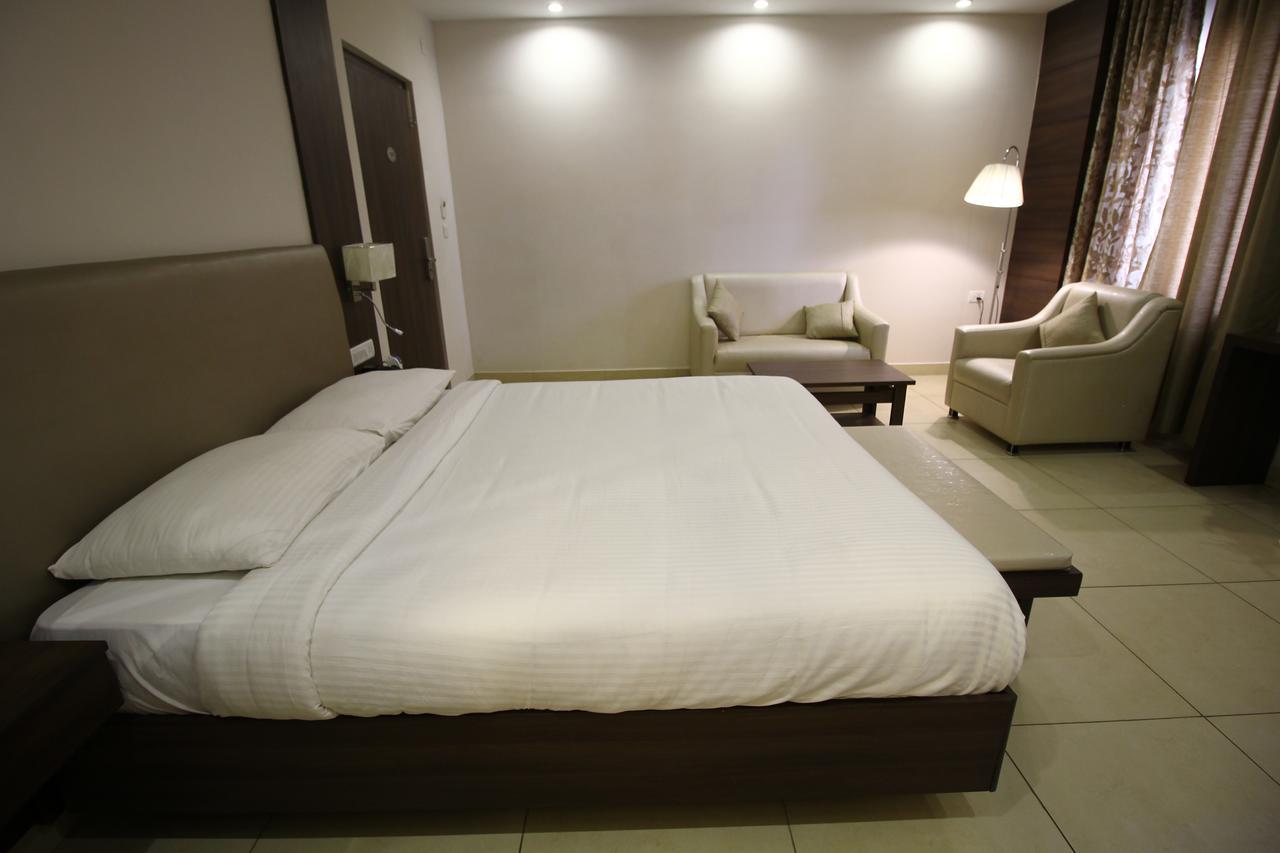 Vels Hotel Puducherry Exterior foto