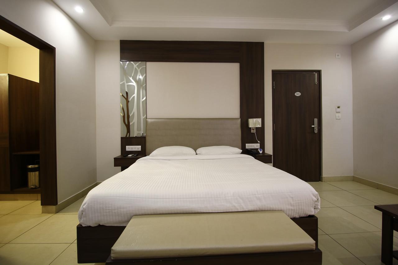 Vels Hotel Puducherry Exterior foto