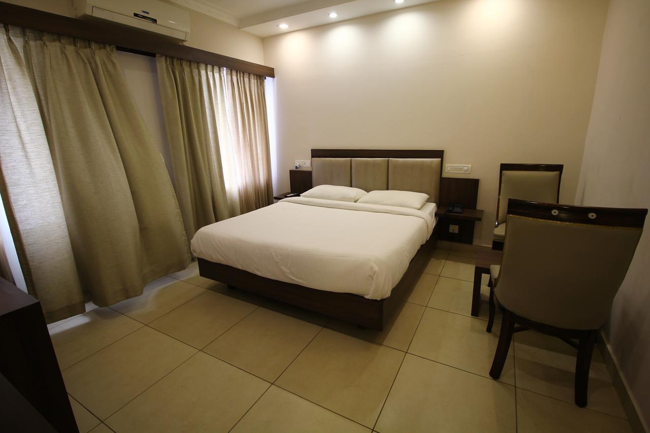 Vels Hotel Puducherry Exterior foto