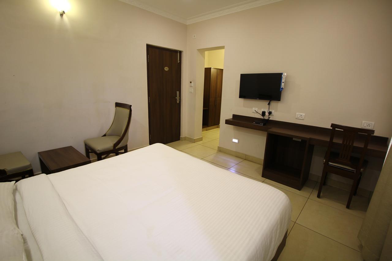 Vels Hotel Puducherry Exterior foto