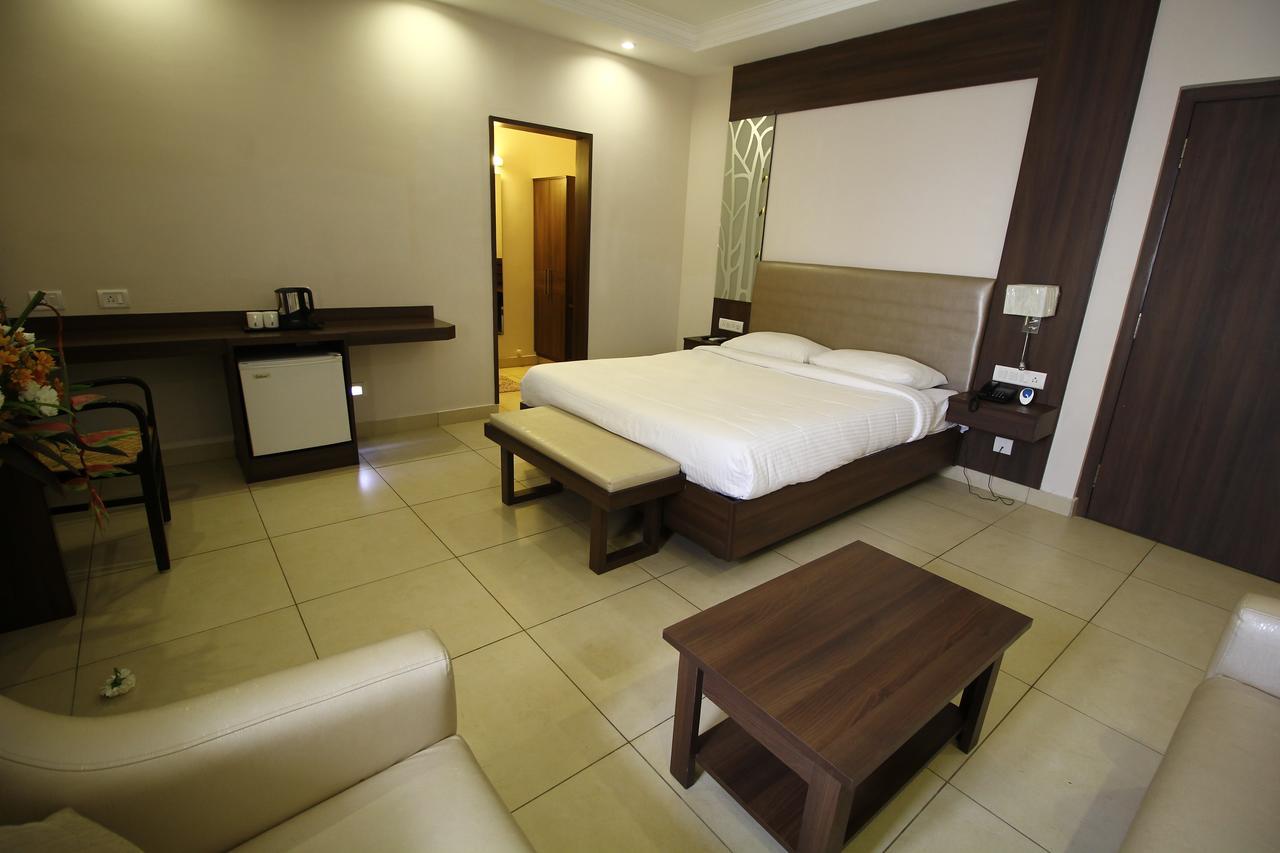 Vels Hotel Puducherry Exterior foto